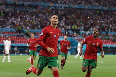 Cristiano Ronaldo anotó los dos goles de Portugal ante Francia para ser el máximo goleador internacional.