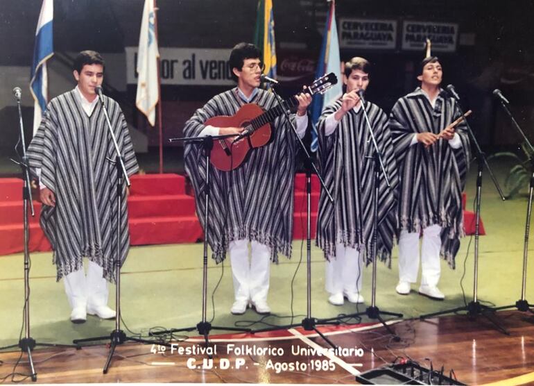 Dr. Walter Martínez Gill y compañeros en épocas de estudios universitarios.