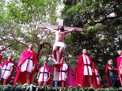 Jesús muere en la cruz, luego de ser cruelmente azotado y humillado.