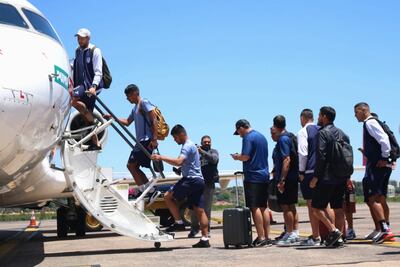 Los jugadores y cuerpo técnico de Sportivo Ameliano suben al avión para el viaje a Encarnación con miras a la final de la Copa Paraguay.