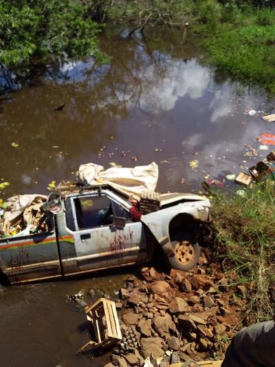 La víctima y su camioneta terminaron en el cauce hídrico, por lo que los malvivientes no pudieron concretar el asalto y terminaron huyendo con las manos vacías.
