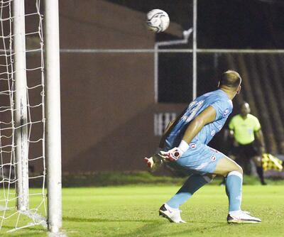 En camino el primer gol liberteño producto del  remate fortísimo de Ayrton Cougo y el arquero  Librado Azcona quedó sin poder hacer nada.