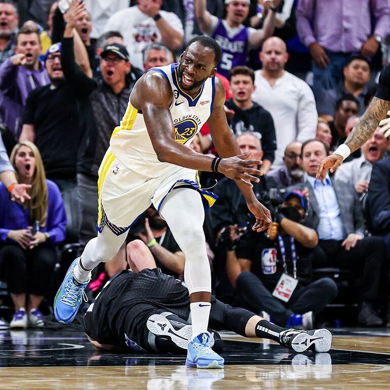 Draymond Green pisa a Domantas Sabonis de los Kings, en el juego que perdieron los Warriors.