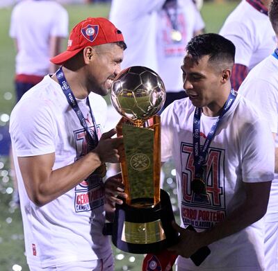 El trofeo en manos de Juan Patiño (con kepis) y Ángel Cardozo Lucena, tras la premiación.