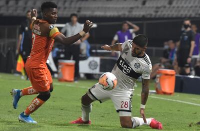 En Jorge Recalde se ve toda la impotencia que se apoderó anoche de los futbolistas de Olimpia. Le pasa la pelota al “Pollo” y lo observa Juan Rojas (7).