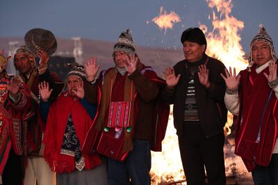 El presidente de Bolivia, Luis Arce (c), junto al expresidente boliviano Evo Morales (2d) participan en la tradición de espera del inicio del Año Nuevo Andino, hoy, en Tiahuanaco (Bolivia). Decenas de bolivianos esperaron toda la noche despiertos en la ciudadela prehispánica de Tiahuanaco para celebrar el Año Nuevo Andino Amazónico y recibir la energía de los primeros rayos del sol del año 5.530, en medio de pedidos de armonía y unidad del país. A pesar de ser una de las noches más frías del año, decenas de personas, especialmente jóvenes, llegaron hasta Tiahuanaco, a unos 80 kilómetros de La Paz, la sede central de los actos de celebración del Año Nuevo Andino Amazónico. (EFE)