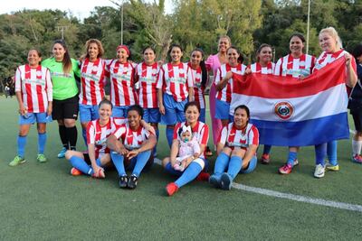 La selección paraguaya en el torneo femenino de migrantes en Roma.