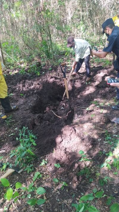 El cadáver estaba en una  fosa común del barrio General Genes.