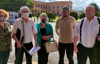 Miembros de la campaña Itaipú 2023 Causa Nacional entregaron la nota en el Palacio de Gobierno.