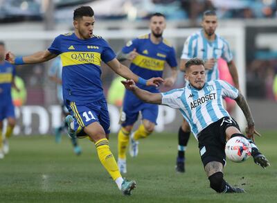 Óscar Romero (i) disputa el balón con Gonzalo Piovi, de Racing Club.
