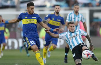 Óscar Romero (i) disputa el balón con Gonzalo Piovi, de Racing Club.