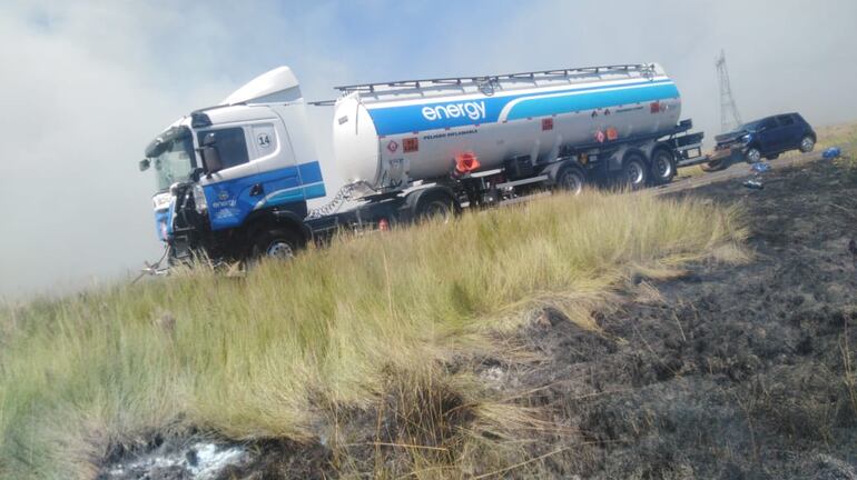 El camión cisterna cargado con combustible afortunadamente no fue alcanzado por las llamas.