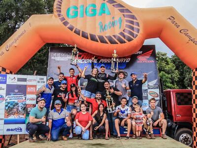 Los pilotos destacados y campeones del certamen Nacional de Motocross 2021 posan en el podio con sus respectivos trofeos tras la disputa de la quinta y última fecha celebrada en el circuito Motorcycle 21 de la ciudad de Villeta.