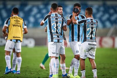 Jugadores del Gremio, entre ellos, Mathías Villasanti, en pleno festejo en el campeonato local.