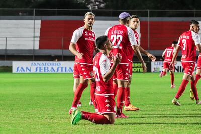 Cristhian Báez, de General Caballero JLM, celebra de rodillas el tanto sobre Tacuary.
