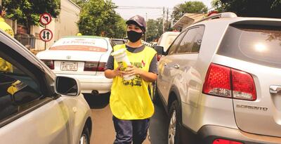 Desde tempranas horas, varios grupos de bomberos y también ciudadanos voluntarios se apostaron en puntos estratégicos.