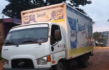 El camión repartidor que delincuentes asaltaron durante la huida.