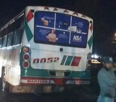 El bus de la empresa Mbokaya Poty que protagonizó el mortal arrollamiento.