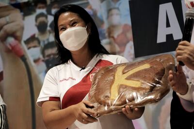 -FOTODELDÍA- LIM01. LIMA (PERÚ), 03/06/2021.- La candidata a la Presidencia de Perú Keiko Fujimori, del partido Fuerza Popular, participa en un evento con algunos simpatizantes, hoy, de cara a la segunda vuelta presidencial el próximo 6 de junio, en una galería comercial llamada Gama, en el distrito de La Victoria, en Lima (Perú). Keiko enfrentará el domingo en la contienda electoral a Pedro Castillo, del partido Perú Libre, con quien libró una tensa campaña política, intensificada en las últimas semanas. A la segunda vuelta presidencial están convocados a las urnas más de 25 millones de peruanos para elegir a la persona que gobernará Perú por los próximos cinco años. EFE/ John Reyes