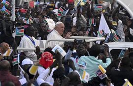 El papa Francisco se despidió hoy de Sudan del Sur, donde llegó este viernes procedente de la República Democrática del Congo (RDC), deseando esperanza y reconciliación para un país que tanto sufre tras una sangrienta guerra civil y una gran crisis humanitaria, pero también a todo el continente africano.