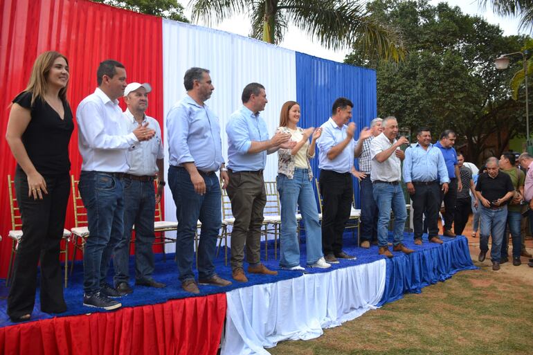 El precandidato de la Concertación Nacional a la gobernación de Caazapá, Ulises Martinez, hablando antes los nepomucenos.