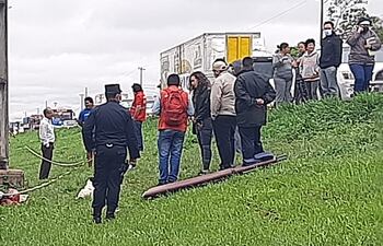 Agentes policiales y del Ministerio Público verifican el lugar donde quedó la víctima, cuyo teléfono celular no fue robado, debido a que quedó debajo del cuerpo, según confirmaron.