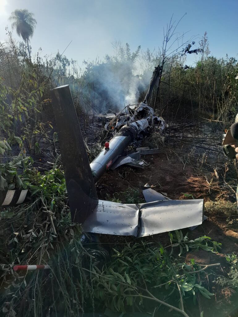 El helicóptero quedó totalmente destrozado tras la caída, en Yby Yaú.