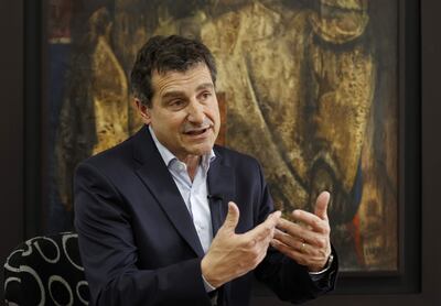 El somelier catalán Josep Roca durante una entrevista con EFE en Bogotá (Colombia). Más mercados y menos supermercados es el alegato del somelier catalán Josep Roca, que junto a sus dos hermanos ha ganado tres estrellas Michelín, para garantizar preservar la herencia y la memoria culinarias, que se han convertido en un patrimonio vinculado a la sostenibilidad y la conservación de la biodiversidad.