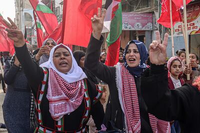 Manifestantes palestinos protestan en la localidad de Rafah, en la Franja de Gaza, el domingo.