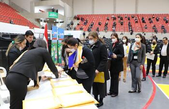 Postulantes, minutos antes de la prueba escrita, para concursar por cargos en Institutos de Formación Docente.