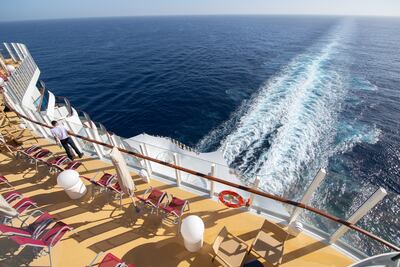 Sólo en alta mar: los primeros cruceros después de la paralizacion por la pandemia no permitirán bajar a tierra a sus pasajeros en las escalas antes de llegar al destino final.