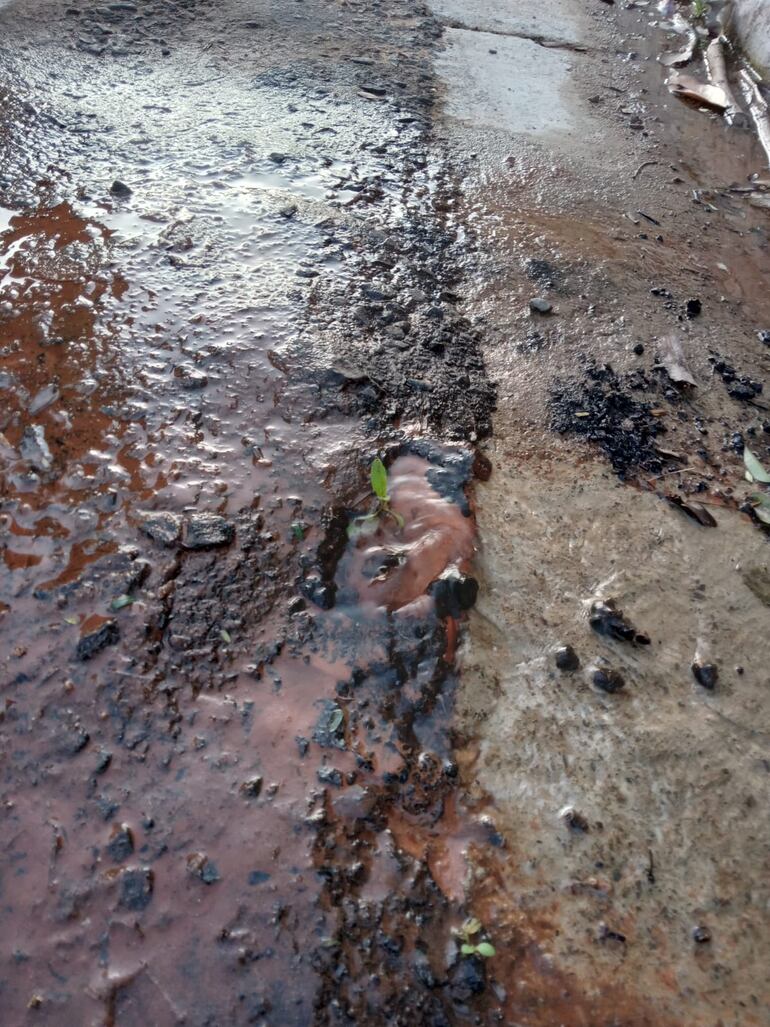 Agua potable que sale  a borbotones a causa del caño roto
