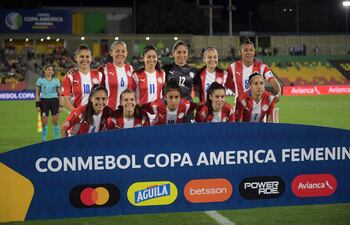 Formación que presentó Paraguay ante Brasil. Arriba: Jessica Martínez, Dulce Quintana, Fany Gauto, Alicia Bobadilla, María Martínez y Verónica Riveros (capitana). En cuclillas: Daysy Bareiro, Ramona Martínez, Rebeca Fernández, Fanny Godoy y Fabiola Sandoval.