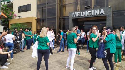 Los estudiantes de la Universidad María Serrana, en la primera manifestación realizada el lunes último.