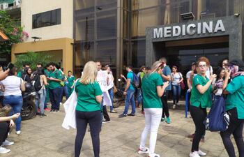 Los estudiantes de la Universidad María Serrana, en la primera manifestación realizada el lunes último.