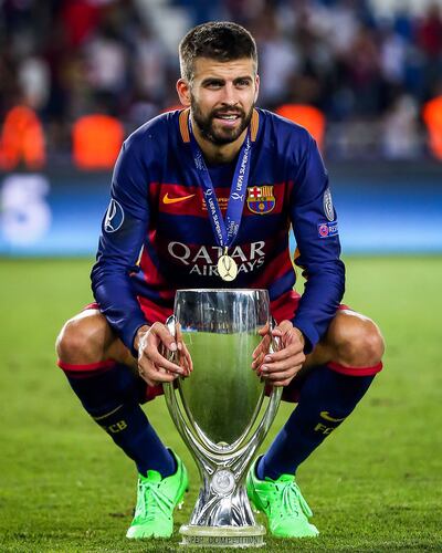 Gerard Piqué posa con uno de los 37 trofeos que ganó en su carrera profesional.