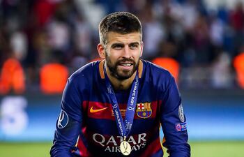 Gerard Piqué posa con uno de los 37 trofeos que ganó en su carrera profesional.