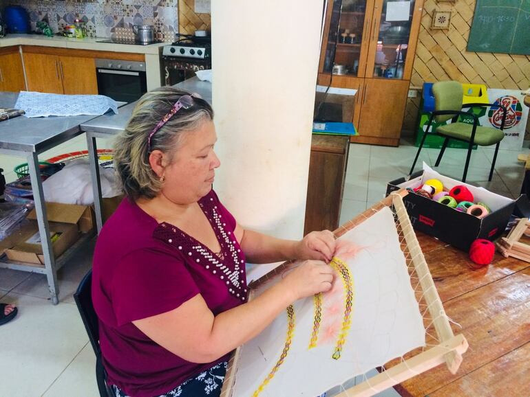Una instructora del taller de gestión cultural