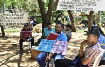 Padres de varios puntos del país arribaron a Asunción para exigir la derogación de la Ley 6659/20 y la no inclusión de la "ideología de género" en el Plan de Transformación Educativa.