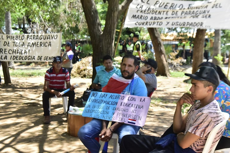 Varias personas llegaron con carteles en contra del Plan Nacional de Transformación Educativa.