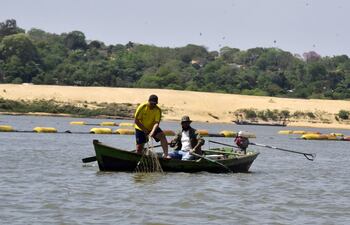 Los pescadores del Sindicato mostraron ayer que ya no logran pescar en la zona donde se extrae arena para refulado.