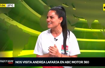 Andrea Lafarja de visita al programa ABC Motor 360 en los estudios de ABC TV.