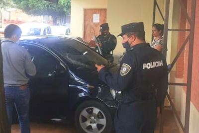 Agentes de la comisaría quinta verifican el auto de la víctima.