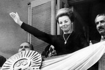 En 1974  Isabel Perón había sido designada presidenta de Argentina,  al fallecer su esposo, Juan Domingo Perón, pero accedió al cargo sin pasar por  unas elecciones.