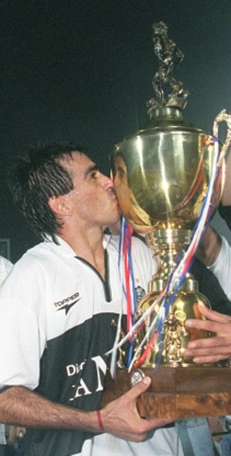 Virginio Cáceres Villalba, capitán de Olimpia, campeón absoluto de la temporada 1999.