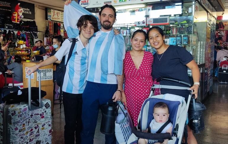 La familia Centurión que se reencontró en la Estación de Buses de Asunción tras celebrar en Argentina la consagración de la selección como campeona del mundo