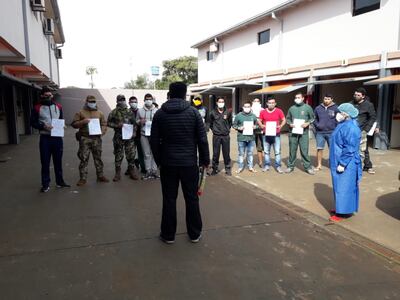 Un grupo de militares confinados en un motel también salieron de alta.