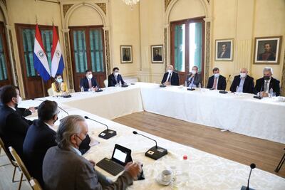Las autoridades del Ministerio de Hacienda y del Ejecutivo con representantes del sector económico.