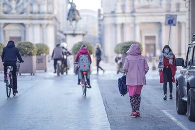 El certificado sanitario reforzado, que restringe aún más las actividades a los no vacunados, entró en vigor este lunes, cuando además aumentaron los controles también del pase normal en autobuses, metro y zonas comerciales, con multas de entre 400 y 1.000 euros para quienes no dispongan del documento necesario.