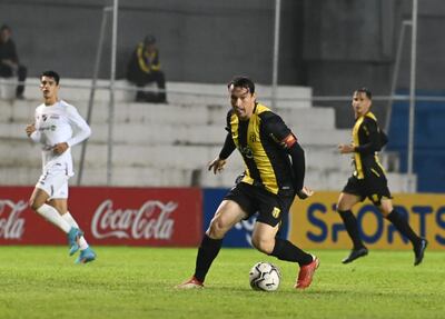 Fernando Fernández se lleva el balón en el partido que Guaraní le ganó a Nacional